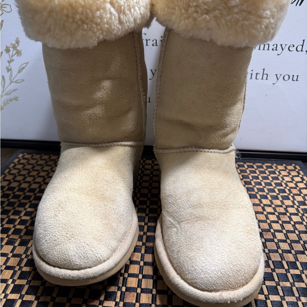 UGG Cream Sheepskin Boots Women SZ 5 Box 14